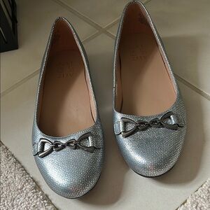 NWT Naturalizer leather silver metallic flats with chain decor.